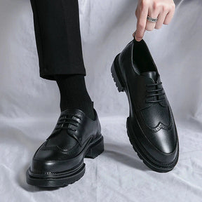 Sapato Masculino Derby Romenzi RZ358 em couro fosco com solado tratorado e plataforma de 5 cm. Visual robusto e versátil nas cores preto e marrom