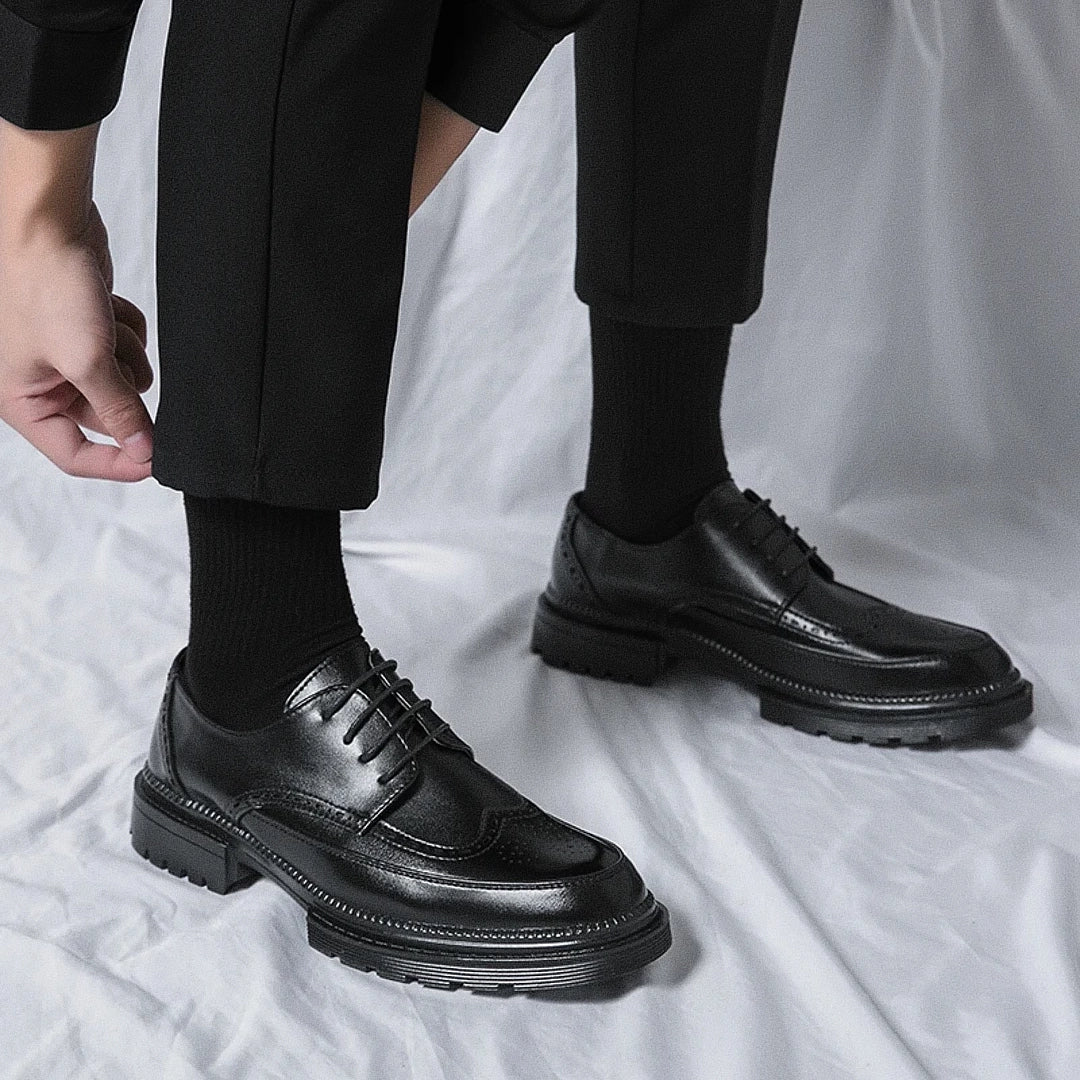 Sapato Masculino Derby Romenzi RZ358 em couro fosco com solado tratorado e plataforma de 5 cm. Visual robusto e versátil nas cores preto e marrom