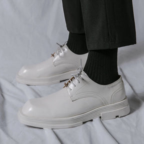 Sapato Masculino Derby Romenzi RZ359 em couro com solado tratorado e plataforma de 5 cm. Visual contemporâneo nas cores preto e off white