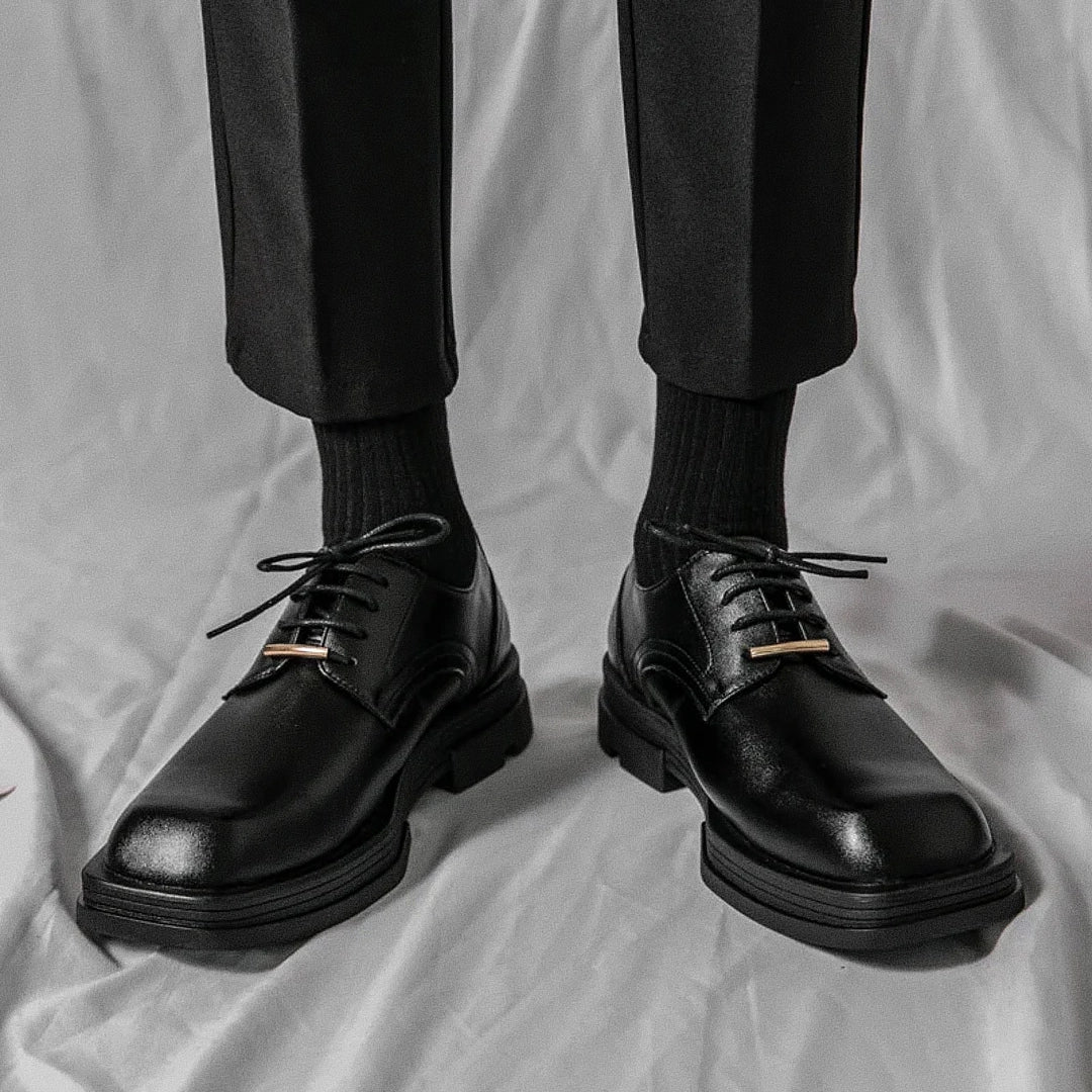 Sapato Masculino Derby Romenzi RZ359 em couro com solado tratorado e plataforma de 5 cm. Visual contemporâneo nas cores preto e off white