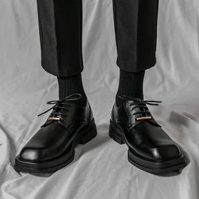 Sapato Masculino Derby Romenzi RZ359 em couro com solado tratorado e plataforma de 5 cm. Visual contemporâneo nas cores preto e off white