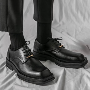 Sapato Masculino Derby Romenzi RZ359 em couro com solado tratorado e plataforma de 5 cm. Visual contemporâneo nas cores preto e off white