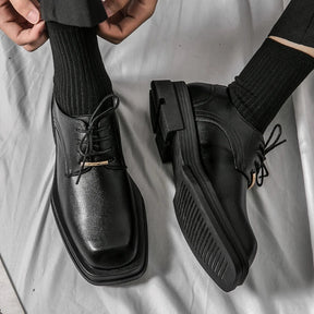 Sapato Masculino Derby Romenzi RZ359 em couro com solado tratorado e plataforma de 5 cm. Visual contemporâneo nas cores preto e off white