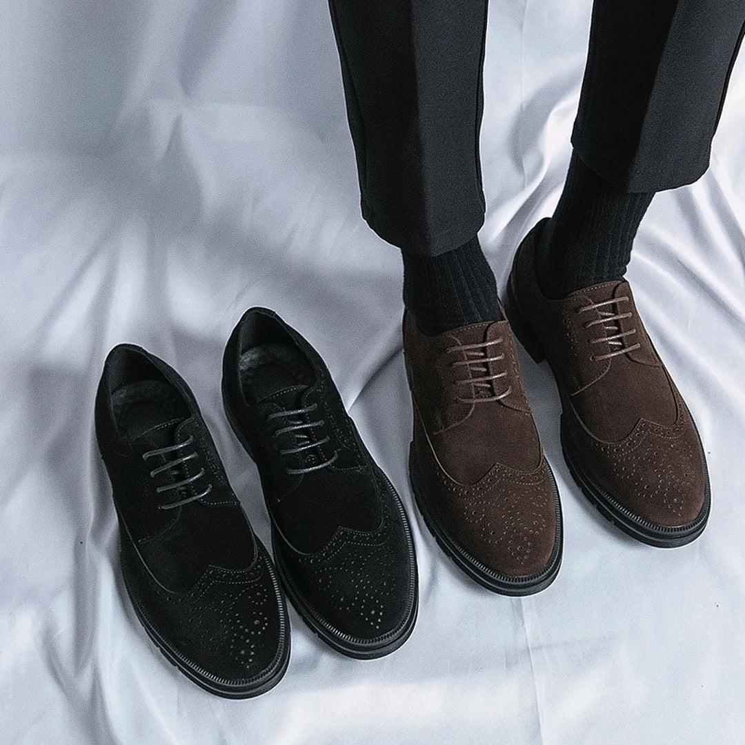 Sapato Masculino Derby Romenzi RZ360 em camurça com plataforma de 4 cm e solado tratorado. Estilo refinado nas cores preto e marrom