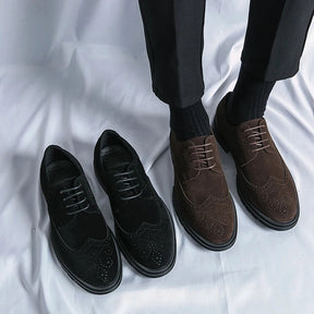 Sapato Masculino Derby Romenzi RZ360 em camurça com plataforma de 4 cm e solado tratorado. Estilo refinado nas cores preto e marrom