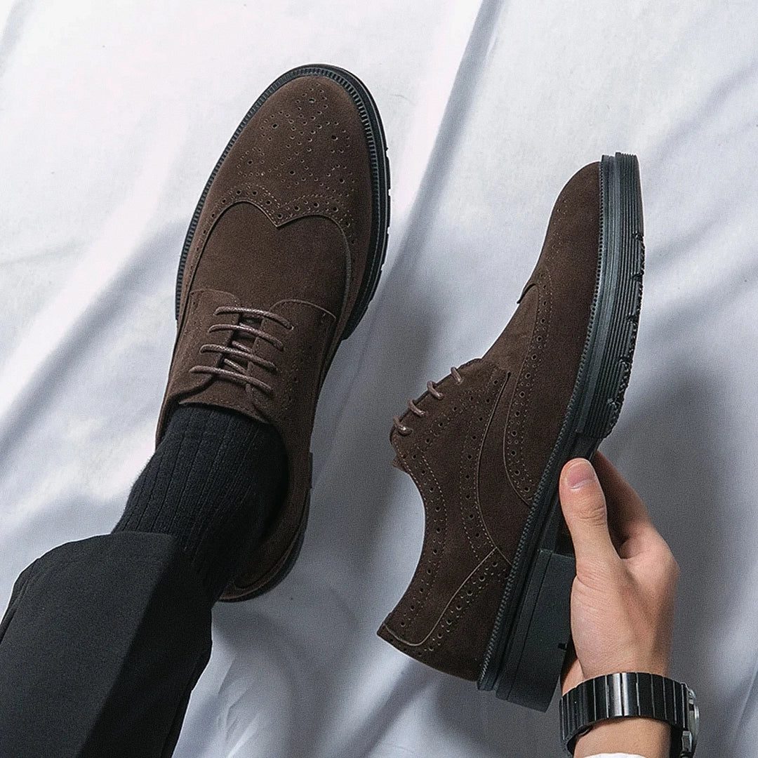 Sapato Masculino Derby Romenzi RZ360 em camurça com plataforma de 4 cm e solado tratorado. Estilo refinado nas cores preto e marrom