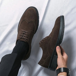 Sapato Masculino Derby Romenzi RZ360 em camurça com plataforma de 4 cm e solado tratorado. Estilo refinado nas cores preto e marrom