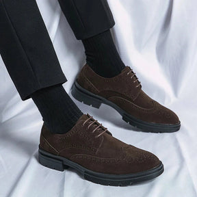 Sapato Masculino Derby Romenzi RZ360 em camurça com plataforma de 4 cm e solado tratorado. Estilo refinado nas cores preto e marrom