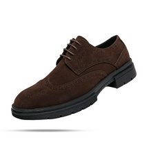Sapato Masculino Derby Romenzi RZ360 em camurça com plataforma de 4 cm e solado tratorado. Estilo refinado nas cores preto e marrom