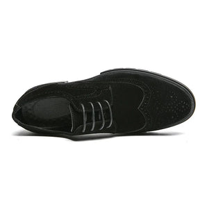 Sapato Masculino Derby Romenzi RZ360 em camurça com plataforma de 4 cm e solado tratorado. Estilo refinado nas cores preto e marrom