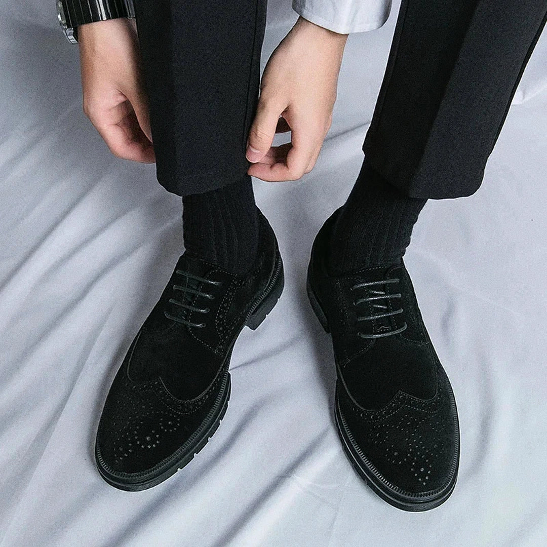 Sapato Masculino Derby Romenzi RZ360 em camurça com plataforma de 4 cm e solado tratorado. Estilo refinado nas cores preto e marrom