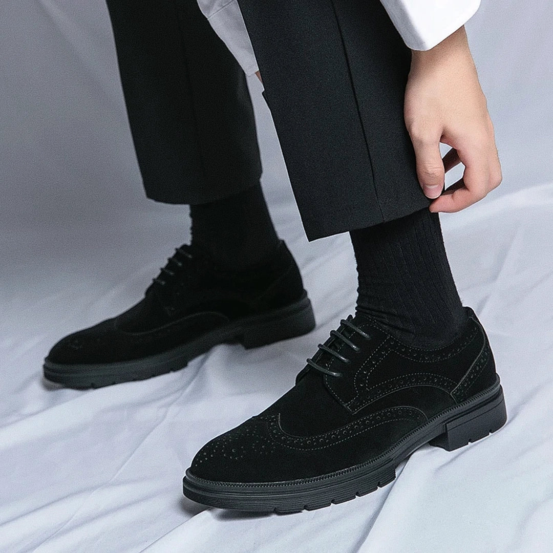 Sapato Masculino Derby Romenzi RZ360 em camurça com plataforma de 4 cm e solado tratorado. Estilo refinado nas cores preto e marrom