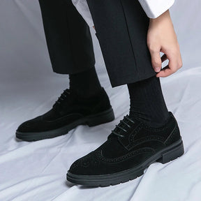 Sapato Masculino Derby Romenzi RZ360 em camurça com plataforma de 4 cm e solado tratorado. Estilo refinado nas cores preto e marrom