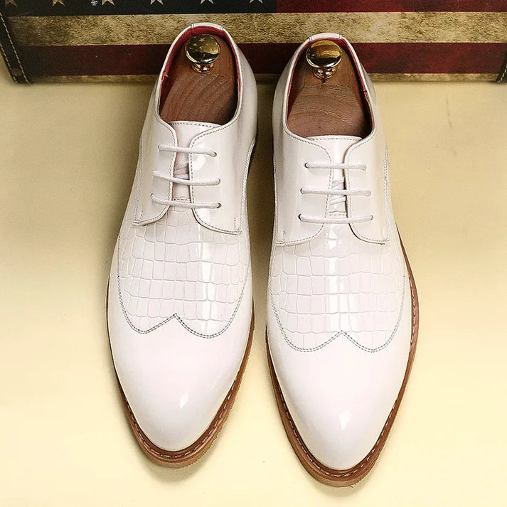 Sapato Masculino em Couro Derby Romenzi RZ356 com cadarço trançado, couro brilhante e costura refinada. Visual sofisticado nas cores preto e branco