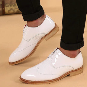 Sapato Masculino em Couro Derby Romenzi RZ356 com cadarço trançado, couro brilhante e costura refinada. Visual sofisticado nas cores preto e branco
