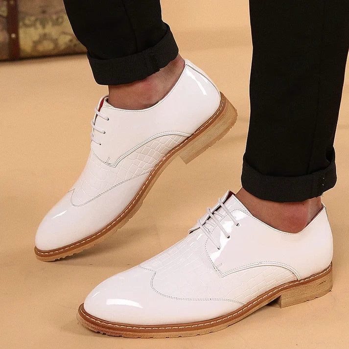 Sapato Masculino em Couro Derby Romenzi RZ356 com cadarço trançado, couro brilhante e costura refinada. Visual sofisticado nas cores preto e branco