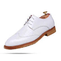 Sapato Masculino em Couro Derby Romenzi RZ356 com cadarço trançado, couro brilhante e costura refinada. Visual sofisticado nas cores preto e branco