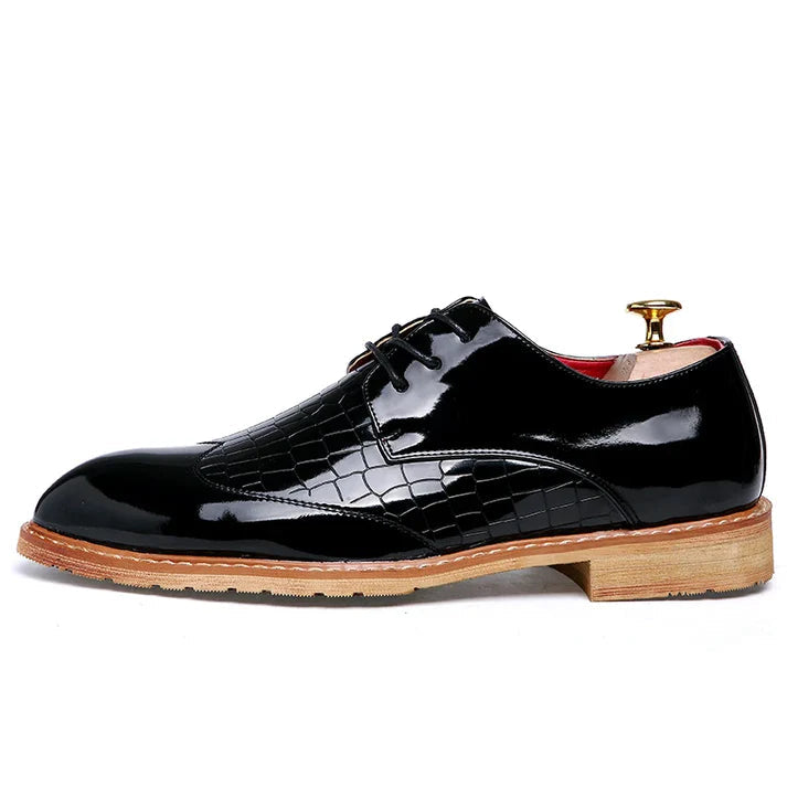 Sapato Masculino em Couro Derby Romenzi RZ356 com cadarço trançado, couro brilhante e costura refinada. Visual sofisticado nas cores preto e branco