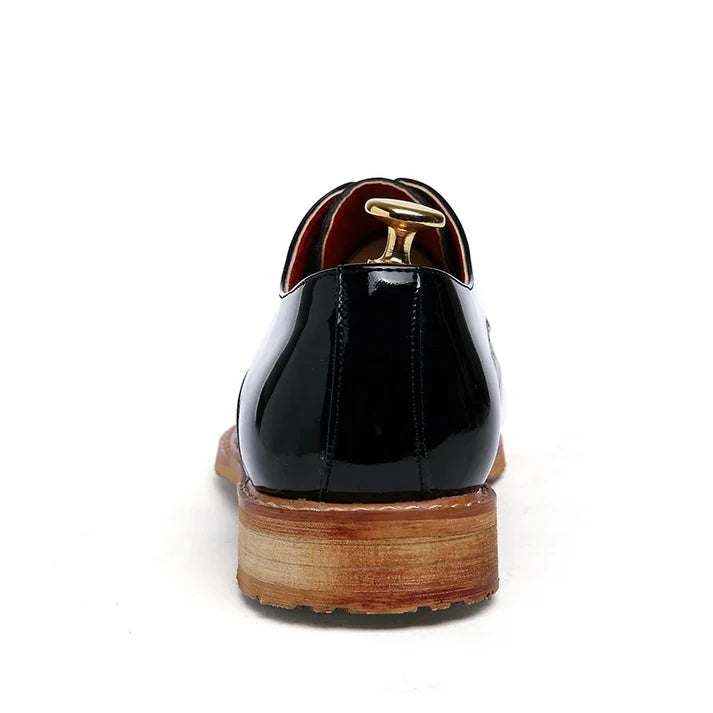 Sapato Masculino em Couro Derby Romenzi RZ356 com cadarço trançado, couro brilhante e costura refinada. Visual sofisticado nas cores preto e branco