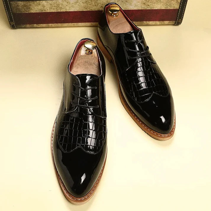 Sapato Masculino em Couro Derby Romenzi RZ356 com cadarço trançado, couro brilhante e costura refinada. Visual sofisticado nas cores preto e branco