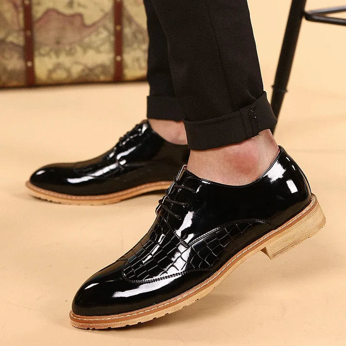 Sapato Masculino em Couro Derby Romenzi RZ356 com cadarço trançado, couro brilhante e costura refinada. Visual sofisticado nas cores preto e branco
