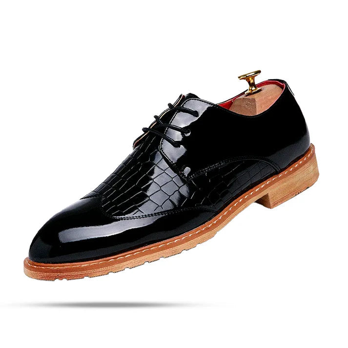 Sapato Masculino em Couro Derby Romenzi RZ356 com cadarço trançado, couro brilhante e costura refinada. Visual sofisticado nas cores preto e branco