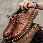 Sapato Masculino Romenzi RZ365 em couro com acabamento refinado, solado durável e palmilha confortável. Visual elegante para ocasiões formais e casuais