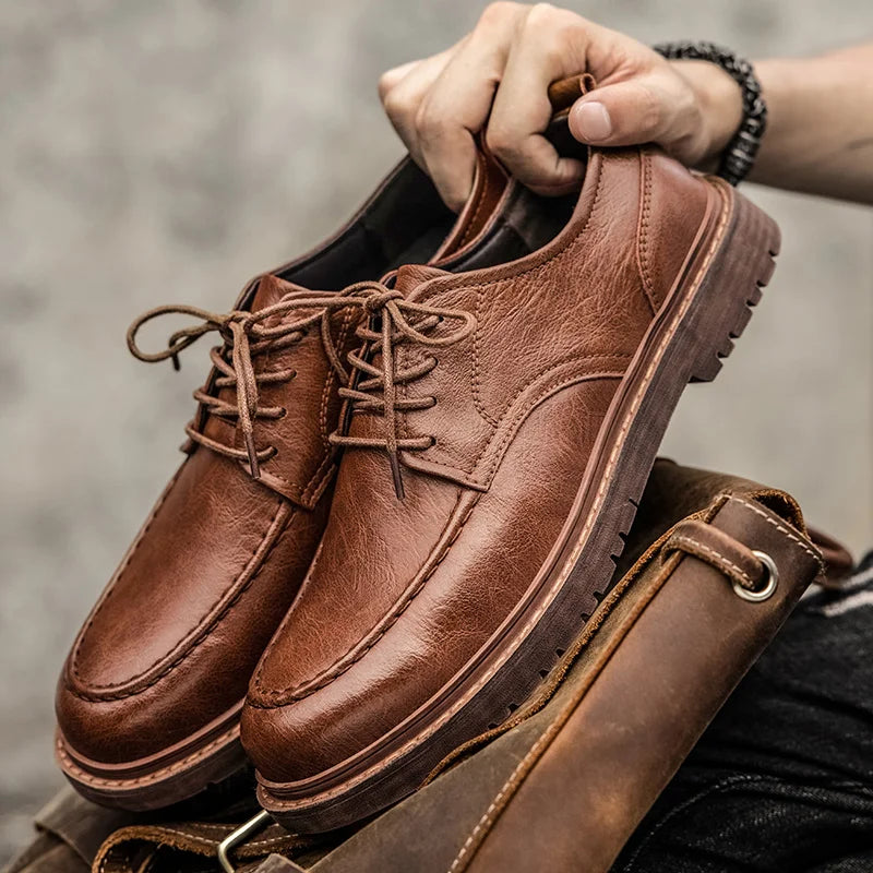 Sapato Masculino Romenzi RZ365 em couro com acabamento refinado, solado durável e palmilha confortável. Visual elegante para ocasiões formais e casuais