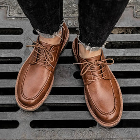 Sapato Masculino Romenzi RZ365 em couro com acabamento refinado, solado durável e palmilha confortável. Visual elegante para ocasiões formais e casuais