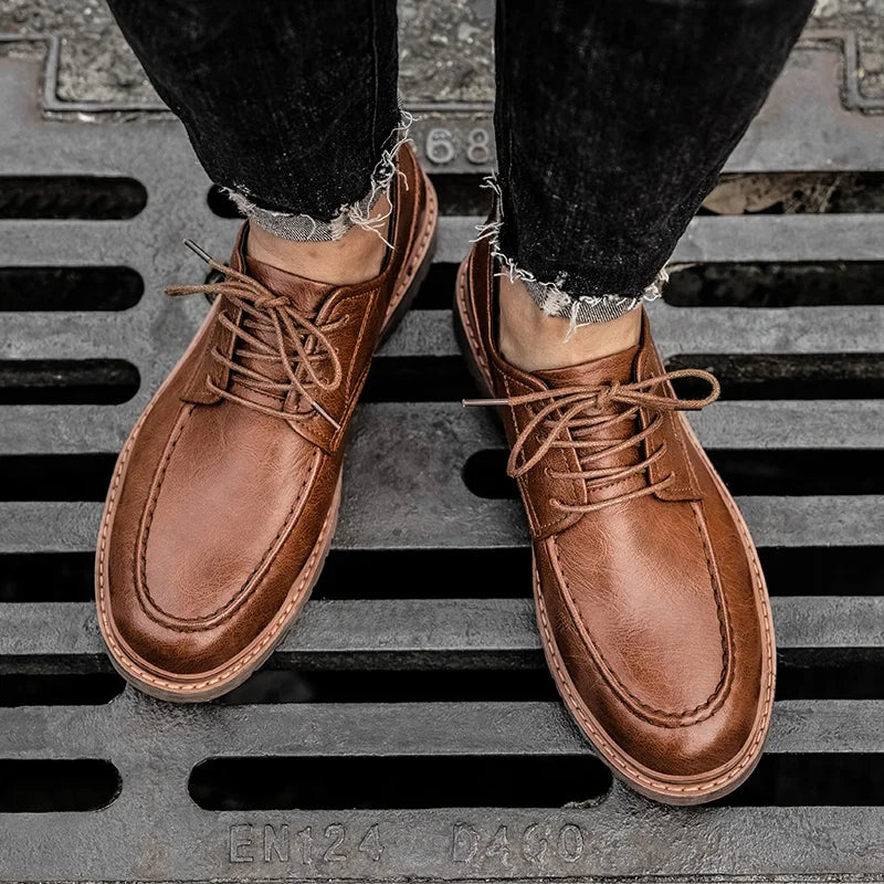 Sapato Masculino Romenzi RZ365 em couro com acabamento refinado, solado durável e palmilha confortável. Visual elegante para ocasiões formais e casuais