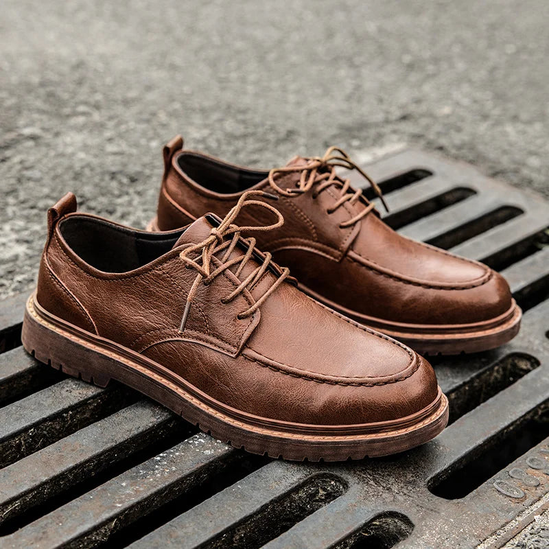 Sapato Masculino Romenzi RZ365 em couro com acabamento refinado, solado durável e palmilha confortável. Visual elegante para ocasiões formais e casuais