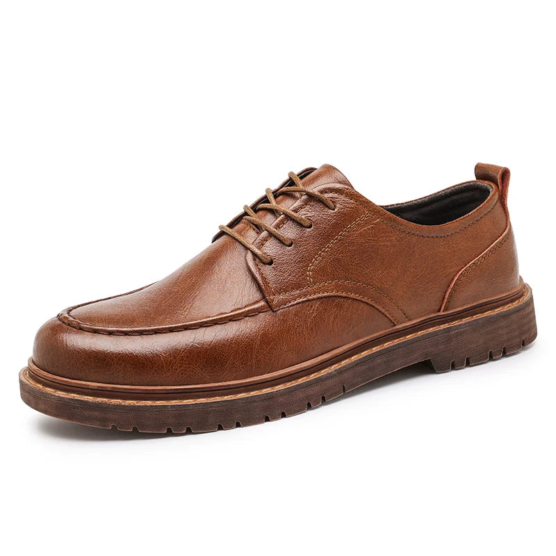 Sapato Masculino Romenzi RZ365 em couro com acabamento refinado, solado durável e palmilha confortável. Visual elegante para ocasiões formais e casuais