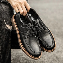 Sapato Masculino Romenzi RZ365 em couro com acabamento refinado, solado durável e palmilha confortável. Visual elegante para ocasiões formais e casuais