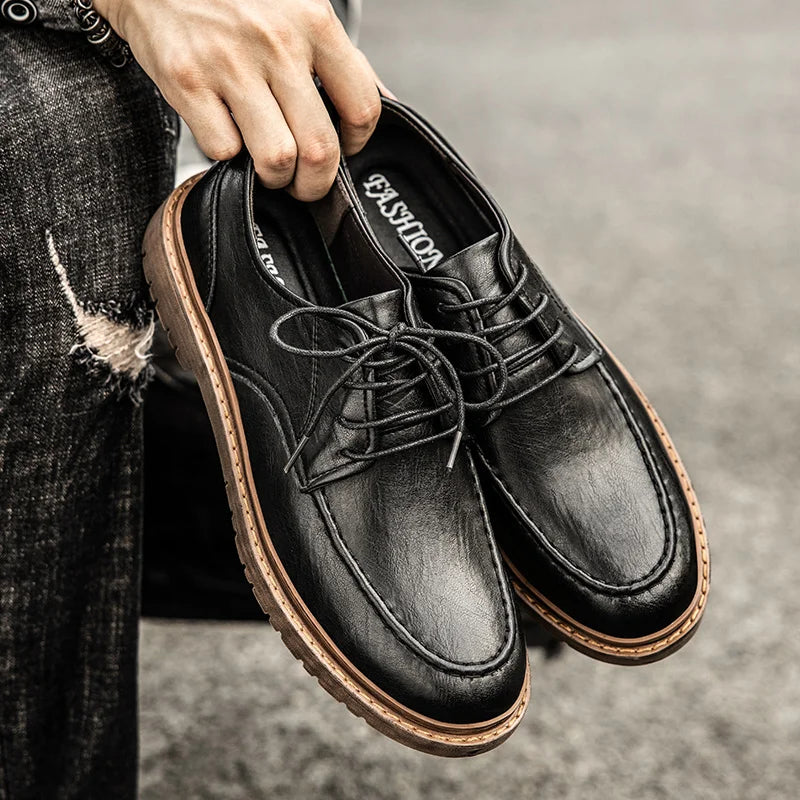 Sapato Masculino Romenzi RZ365 em couro com acabamento refinado, solado durável e palmilha confortável. Visual elegante para ocasiões formais e casuais