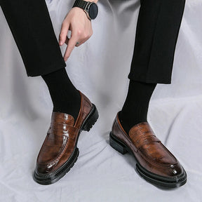 Sapato Masculino Loafer Romenzi RZ361 com acabamento impecável e estrutura premium. Visual elegante ideal para composições sofisticadas e versáteis