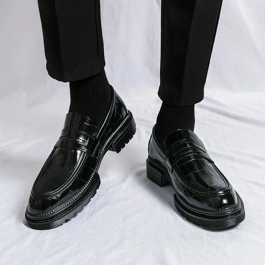 Sapato Masculino Loafer Romenzi RZ361 com acabamento impecável e estrutura premium. Visual elegante ideal para composições sofisticadas e versáteis