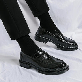 Sapato Masculino Loafer Romenzi RZ361 com acabamento impecável e estrutura premium. Visual elegante ideal para composições sofisticadas e versáteis