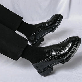 Sapato Masculino Loafer Romenzi RZ361 com acabamento impecável e estrutura premium. Visual elegante ideal para composições sofisticadas e versáteis