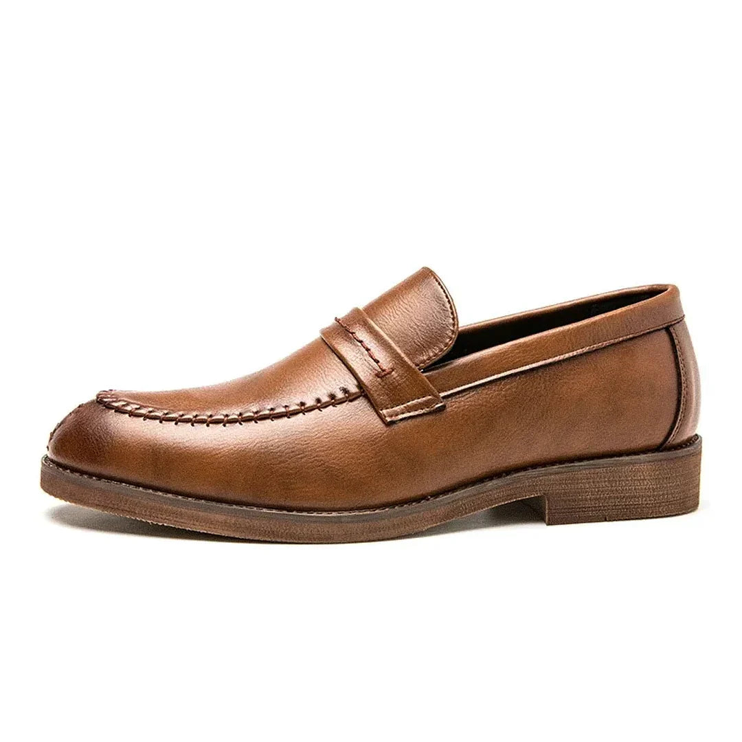 Sapato Masculino Loafer Romenzi RZ362 em couro com costura central e sola em borracha. Visual refinado em marrom e preto com conforto e durabilidade