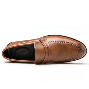 Sapato Masculino Loafer Romenzi RZ362 em couro com costura central e sola em borracha. Visual refinado em marrom e preto com conforto e durabilidade