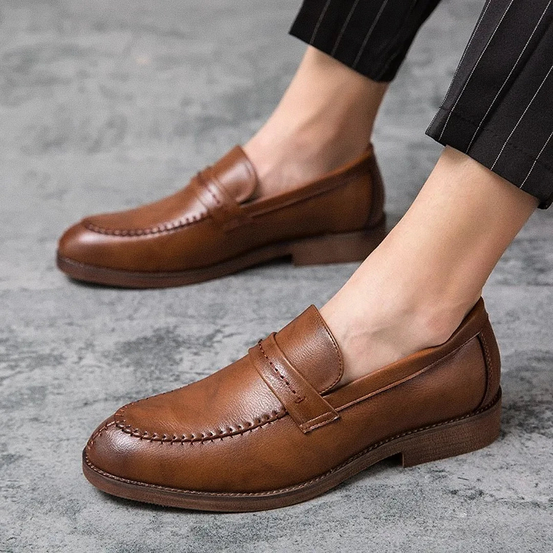 Sapato Masculino Loafer Romenzi RZ362 em couro com costura central e sola em borracha. Visual refinado em marrom e preto com conforto e durabilidade