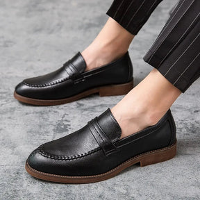 Sapato Masculino Loafer Romenzi RZ362 em couro com costura central e sola em borracha. Visual refinado em marrom e preto com conforto e durabilidade
