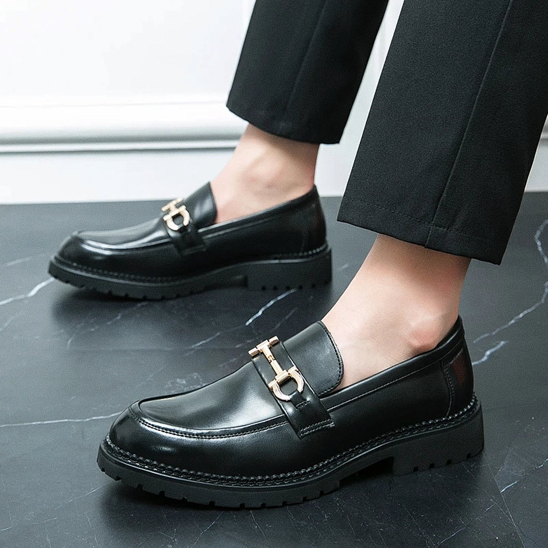 Sapato Masculino Loafer Romenzi RZ363 em couro com acabamento fosco, costura dupla e solado tratorado. Visual elegante e resistente na cor preta