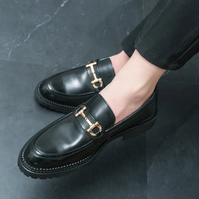 Sapato Masculino Loafer Romenzi RZ363 em couro com acabamento fosco, costura dupla e solado tratorado. Visual elegante e resistente na cor preta