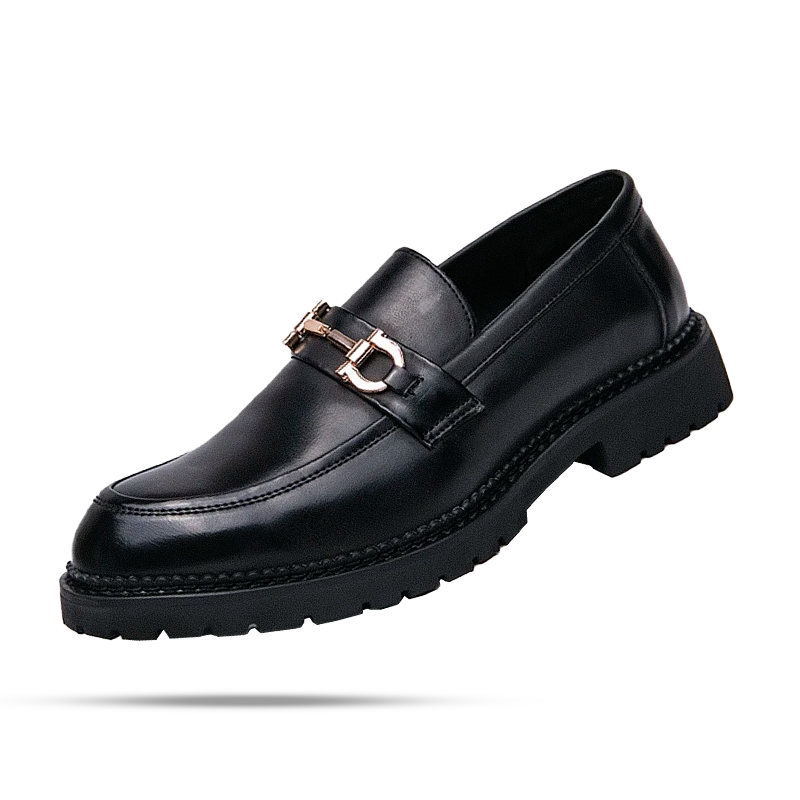 Sapato Masculino Loafer Romenzi RZ363 em couro com acabamento fosco, costura dupla e solado tratorado. Visual elegante e resistente na cor preta