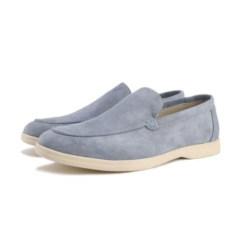 Sapato Masculino Loafer Romenzi RZ366 em camurça com acabamento de alto padrão. Estilo aconchegante e sofisticado ideal para momentos especiais