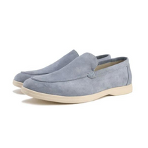 Sapato Masculino Loafer Romenzi RZ366 em camurça com acabamento de alto padrão. Estilo aconchegante e sofisticado ideal para momentos especiais