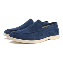 Sapato Masculino Loafer Romenzi RZ366 em camurça com acabamento de alto padrão. Estilo aconchegante e sofisticado ideal para momentos especiais