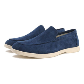 Sapato Masculino Loafer Romenzi RZ366 em camurça com acabamento de alto padrão. Estilo aconchegante e sofisticado ideal para momentos especiais