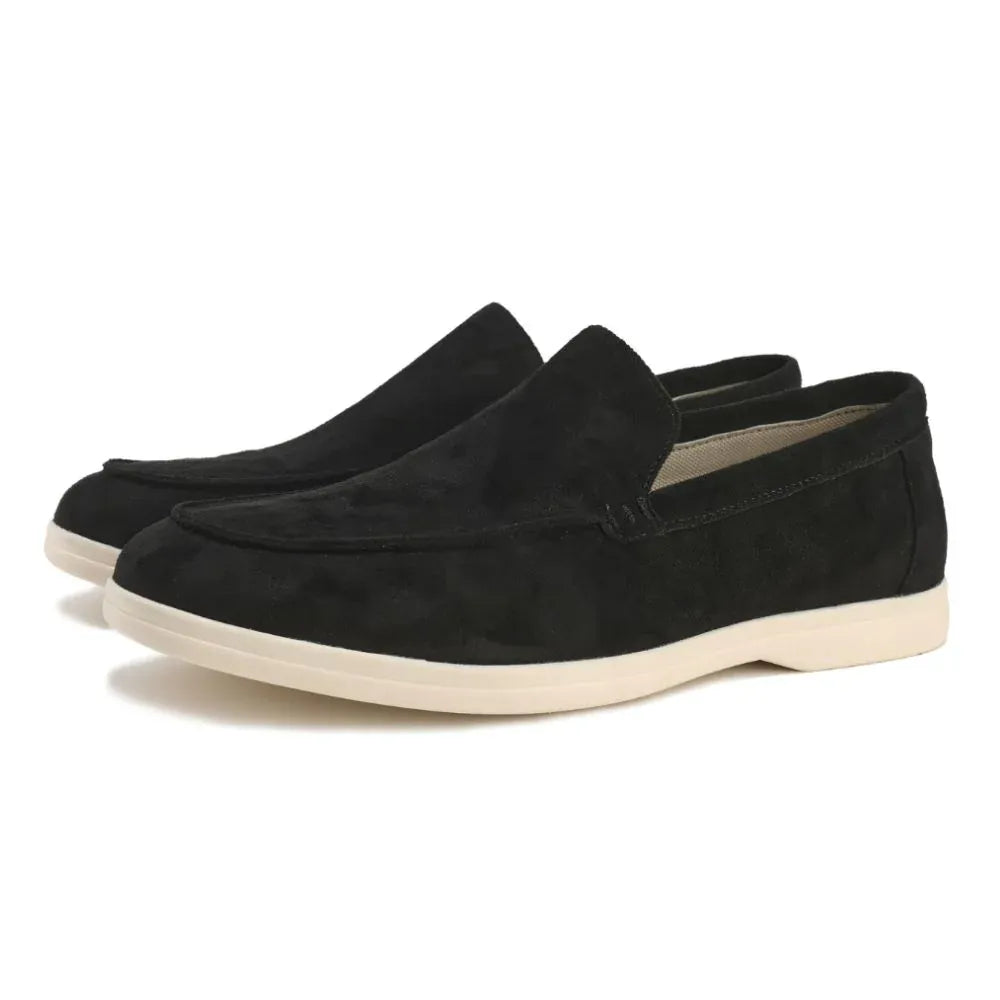Sapato Masculino Loafer Romenzi RZ366 em camurça com acabamento de alto padrão. Estilo aconchegante e sofisticado ideal para momentos especiais